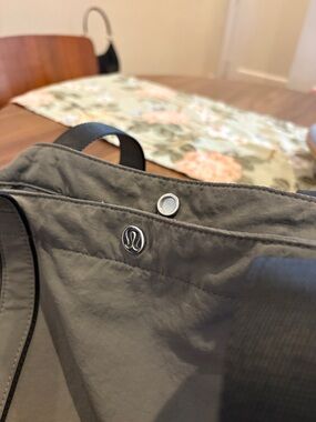 lululemon athletica charcoal gray tote with logo snap